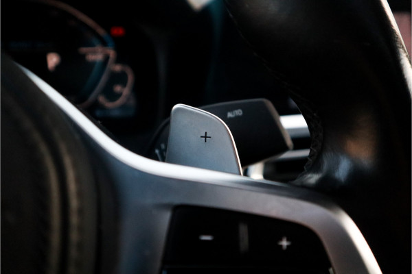 BMW 3-serie 330e High Ex M-Sport Frozen / Glazen dak / Adaptief onderstel / Electrische stoelen /