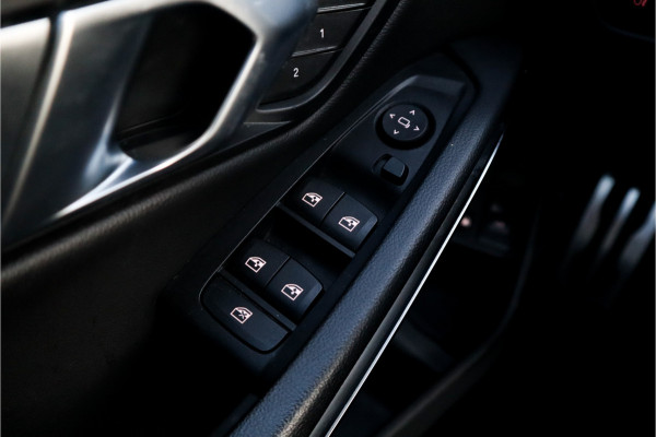 BMW 3-serie 330e High Ex M-Sport Frozen / Glazen dak / Adaptief onderstel / Electrische stoelen /