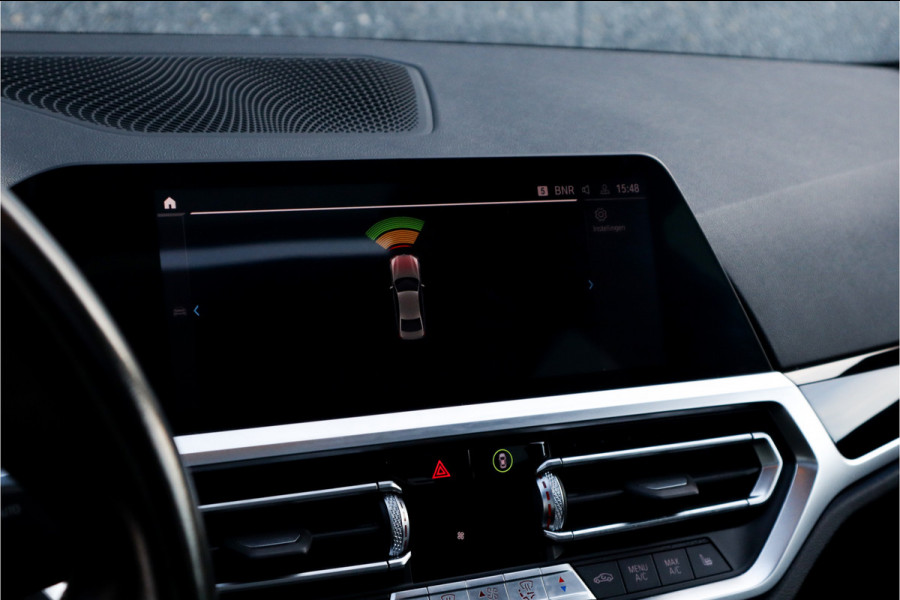 BMW 3-serie 330e High Ex M-Sport Frozen / Glazen dak / Adaptief onderstel / Electrische stoelen /