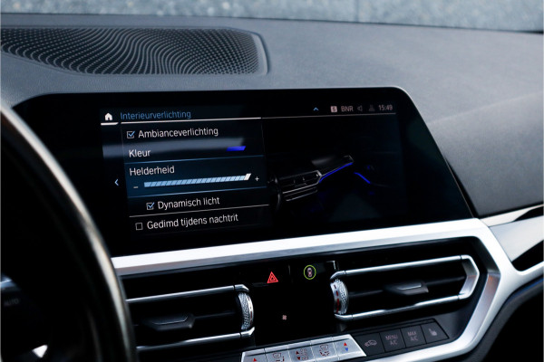 BMW 3-serie 330e High Ex M-Sport Frozen / Glazen dak / Adaptief onderstel / Electrische stoelen /