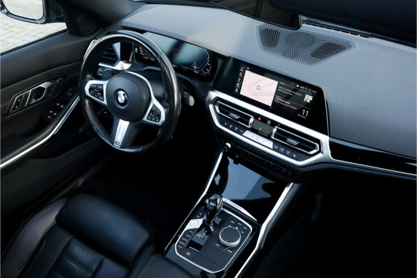 BMW 3-serie 330e High Ex M-Sport Frozen / Glazen dak / Adaptief onderstel / Electrische stoelen /