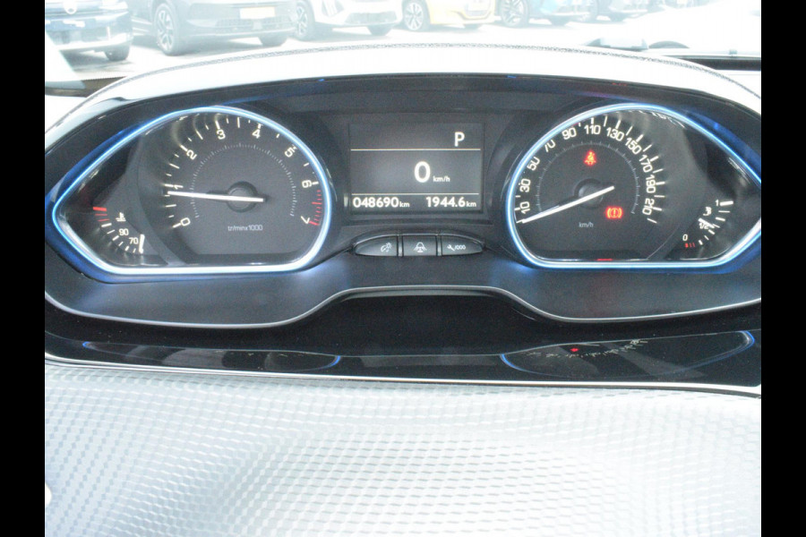 Peugeot 2008 1.2 PureTech Allure AUTOMAAT | NAVIGATIE | ACHTERUITRIJCAMERA MET SENSOREN | E.C.C. |