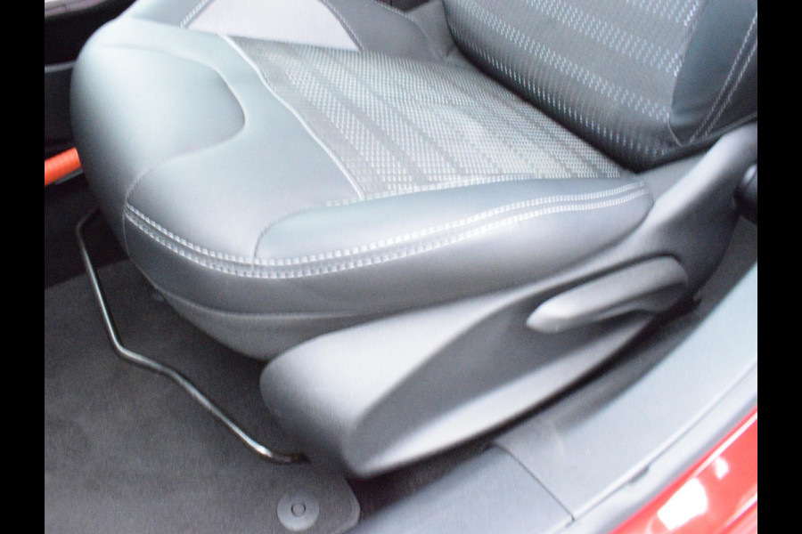 Peugeot 2008 1.2 PureTech Allure AUTOMAAT | NAVIGATIE | ACHTERUITRIJCAMERA MET SENSOREN | E.C.C. |