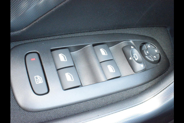 Peugeot 2008 1.2 PureTech Allure AUTOMAAT | NAVIGATIE | ACHTERUITRIJCAMERA MET SENSOREN | E.C.C. |