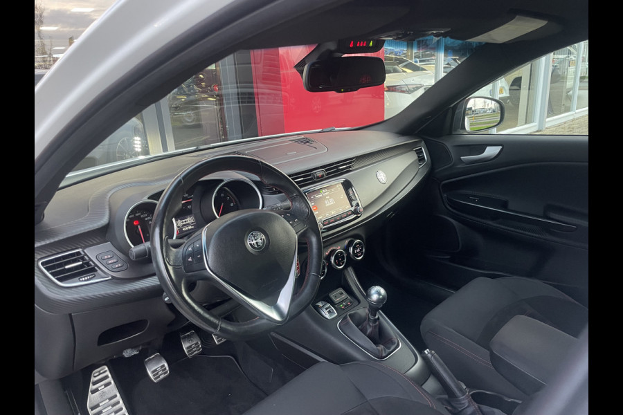 Alfa Romeo Giulietta 1.4 Turbo Sport | 18" Velgen | Carbon kit