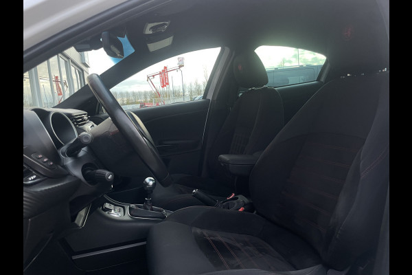 Alfa Romeo Giulietta 1.4 Turbo Sport | 18" Velgen | Carbon kit