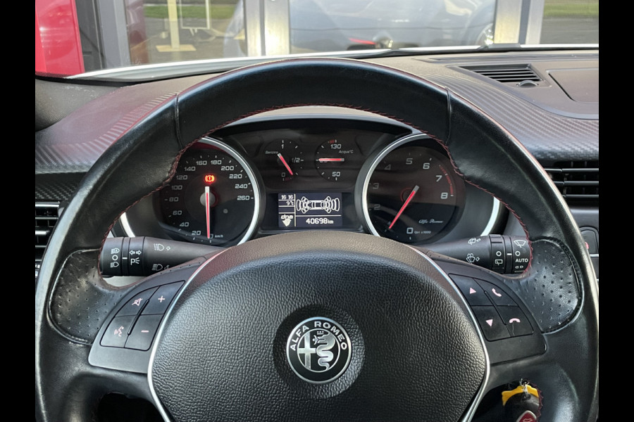 Alfa Romeo Giulietta 1.4 Turbo Sport | 18" Velgen | Carbon kit