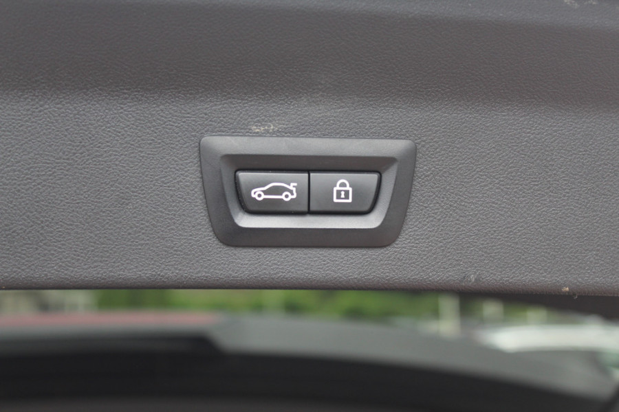 BMW iX3 Executive 80 kWh / SOH 95% / Panoramadak / Camera / Head-up / 20'' / Leder / Harman Kardon / Navigatie / Memory seats / Dodehoek / DAB / Stoelverwarming / Cruise Control Adaptief