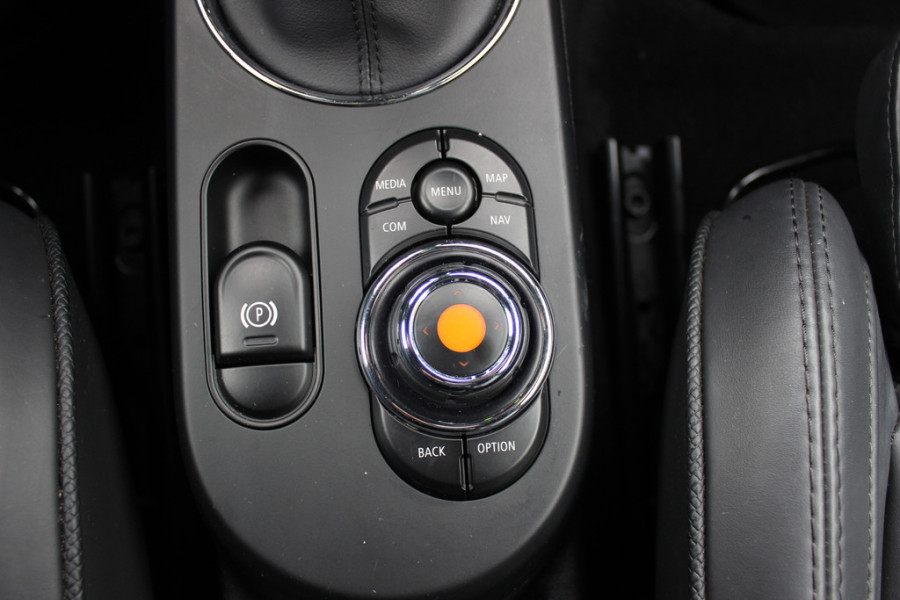 MINI Mini Electric Yours 33 kWh / SoH 95% / Full option! / Panoramadak / Camera / Head-up / Leder / Harman Kardon / Keyless / 17'' / CarPlay / Stoelverwarming / Matrix LED / DAB / Cruise Control