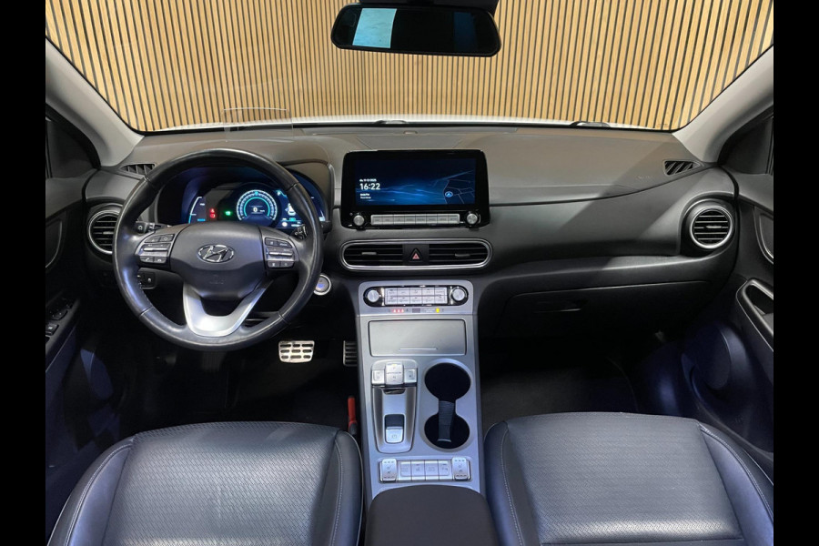 Hyundai Kona EV Premium 64 kWh|GROTE ACCU|100%SOH|FACELIFT|3-FASE|TREKH|HUD|LEDER|ACC|STUURVERW|STOELVERW+VENT.|CAMERA|CARPLAY|NL|