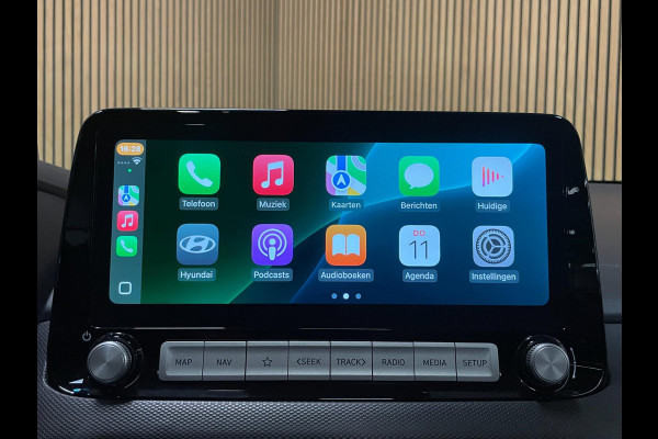 Hyundai Kona EV Premium 64 kWh|GROTE ACCU|100%SOH|FACELIFT|3-FASE|TREKH|HUD|LEDER|ACC|STUURVERW|STOELVERW+VENT.|CAMERA|CARPLAY|NL|