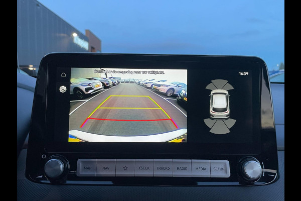 Hyundai Kona EV Premium 64 kWh|GROTE ACCU|100%SOH|FACELIFT|3-FASE|TREKH|HUD|LEDER|ACC|STUURVERW|STOELVERW+VENT.|CAMERA|CARPLAY|NL|