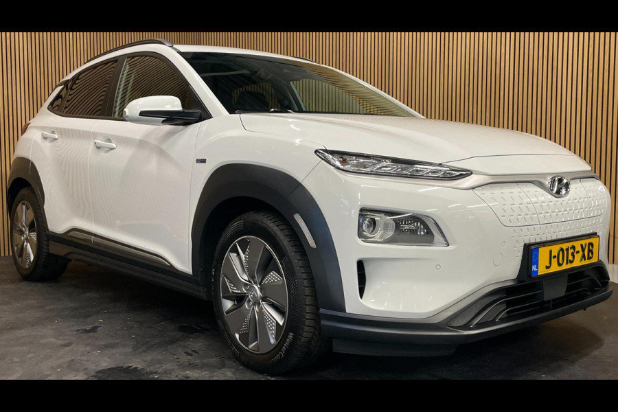 Hyundai Kona EV Premium 64 kWh|GROTE ACCU|100%SOH|FACELIFT|3-FASE|TREKH|HUD|LEDER|ACC|STUURVERW|STOELVERW+VENT.|CAMERA|CARPLAY|NL|