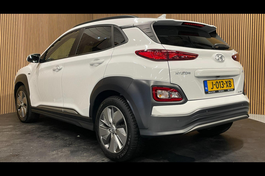 Hyundai Kona EV Premium 64 kWh|GROTE ACCU|100%SOH|FACELIFT|3-FASE|TREKH|HUD|LEDER|ACC|STUURVERW|STOELVERW+VENT.|CAMERA|CARPLAY|NL|
