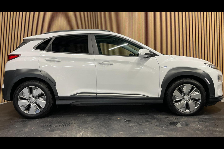 Hyundai Kona EV Premium 64 kWh|GROTE ACCU|100%SOH|FACELIFT|3-FASE|TREKH|HUD|LEDER|ACC|STUURVERW|STOELVERW+VENT.|CAMERA|CARPLAY|NL|