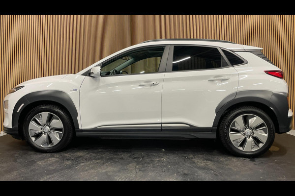 Hyundai Kona EV Premium 64 kWh|GROTE ACCU|100%SOH|FACELIFT|3-FASE|TREKH|HUD|LEDER|ACC|STUURVERW|STOELVERW+VENT.|CAMERA|CARPLAY|NL|
