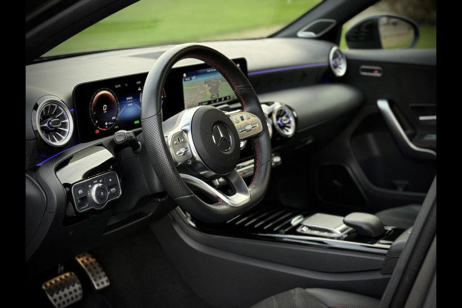 Mercedes-Benz A-Klasse 250 e AMG A250e Panoramadak|Burmester®|Sfeerverlichting|Camera|DAB+|Night pakket|