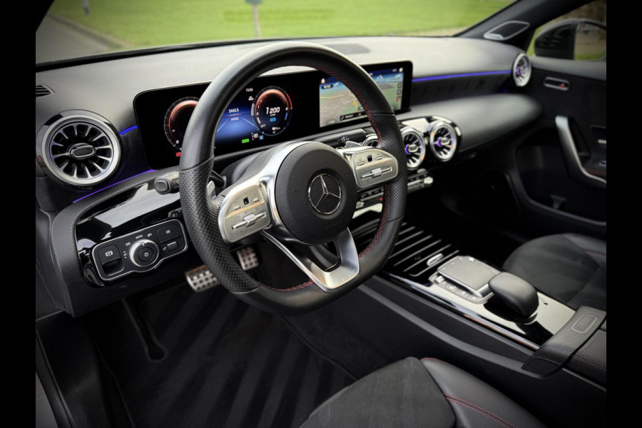 Mercedes-Benz A-Klasse 250 e AMG A250e Panoramadak|Burmester®|Sfeerverlichting|Camera|DAB+|Night pakket|