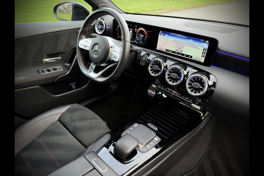 Mercedes-Benz A-Klasse 250 e AMG A250e Panoramadak|Burmester®|Sfeerverlichting|Camera|DAB+|Night pakket|