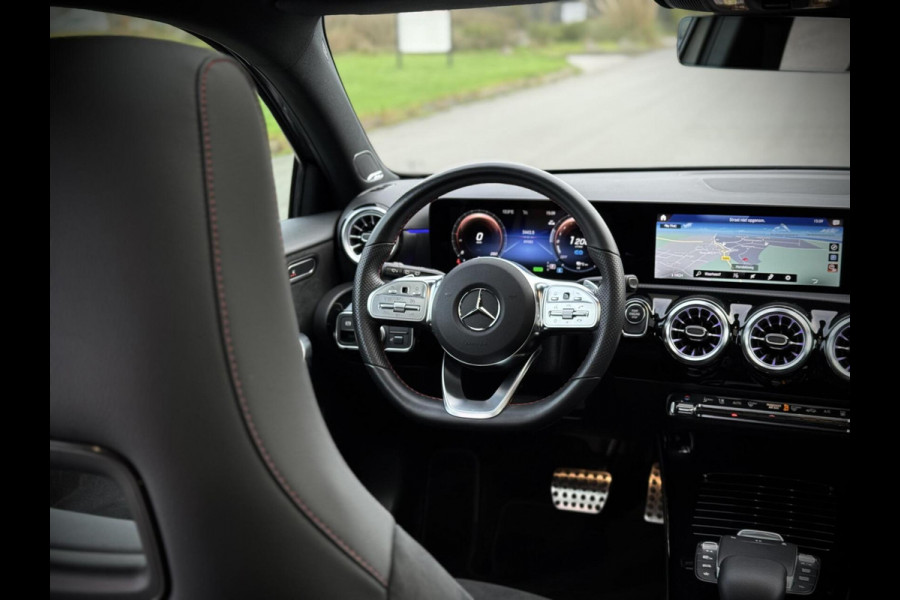 Mercedes-Benz A-Klasse 250 e AMG A250e Panoramadak|Burmester®|Sfeerverlichting|Camera|DAB+|Night pakket|