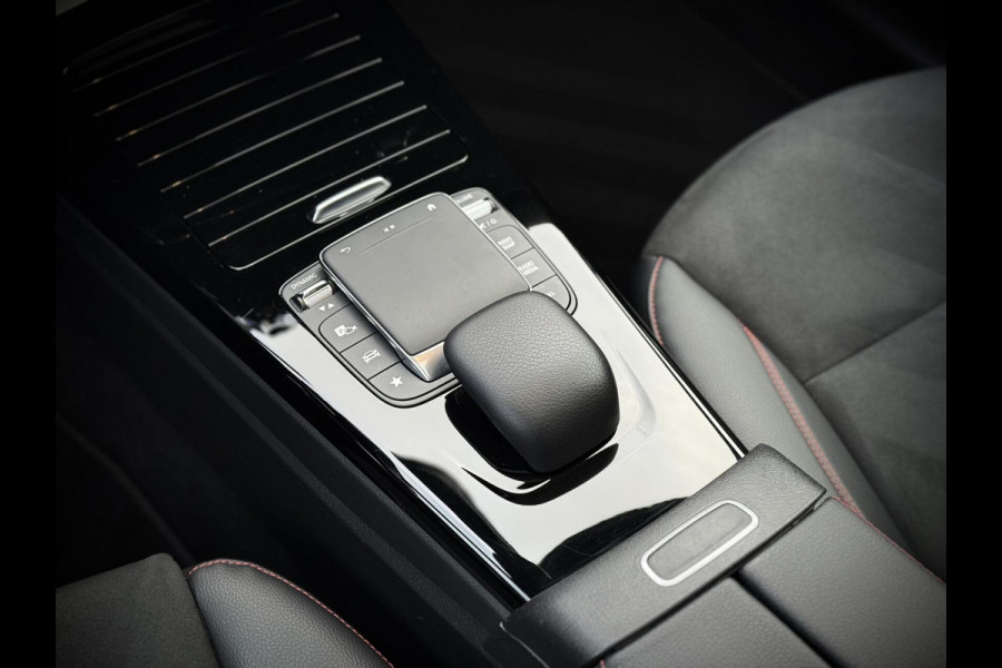 Mercedes-Benz A-Klasse 250 e AMG A250e Panoramadak|Burmester®|Sfeerverlichting|Camera|DAB+|Night pakket|