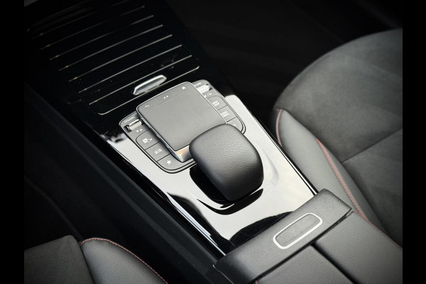 Mercedes-Benz A-Klasse 250 e AMG A250e Panoramadak|Burmester®|Sfeerverlichting|Camera|DAB+|Night pakket|