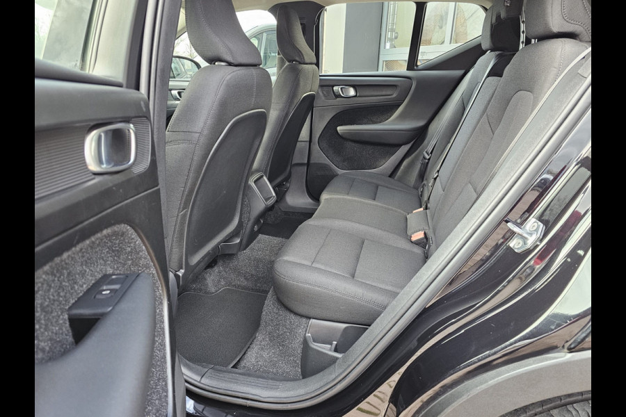 Volvo XC40 1.5 T3 Momentum | LED | Stoelverwarming | Navi | Parkeerhulp voor & achter | Verkeersbord herkenning | Lane Assist |