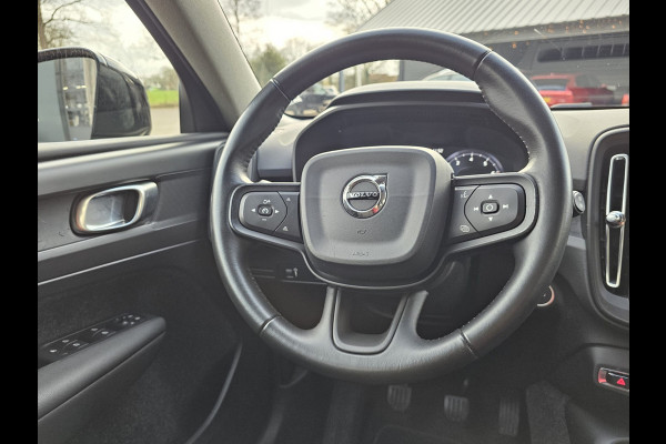Volvo XC40 1.5 T3 Momentum | LED | Stoelverwarming | Navi | Parkeerhulp voor & achter | Verkeersbord herkenning | Lane Assist |