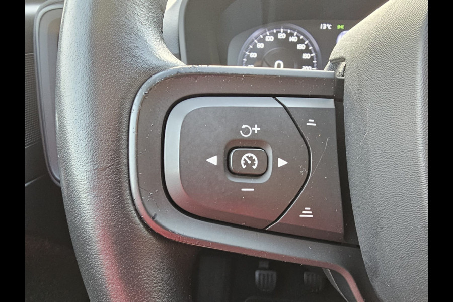 Volvo XC40 1.5 T3 Momentum | LED | Stoelverwarming | Navi | Parkeerhulp voor & achter | Verkeersbord herkenning | Lane Assist |