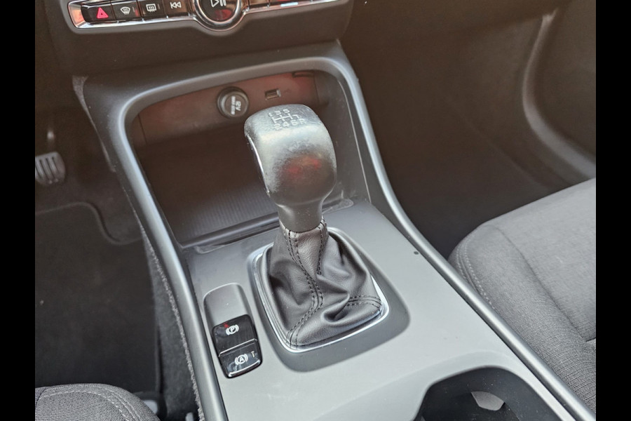 Volvo XC40 1.5 T3 Momentum | LED | Stoelverwarming | Navi | Parkeerhulp voor & achter | Verkeersbord herkenning | Lane Assist |