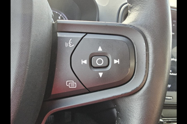 Volvo XC40 1.5 T3 Momentum | LED | Stoelverwarming | Navi | Parkeerhulp voor & achter | Verkeersbord herkenning | Lane Assist |