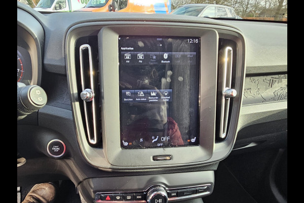 Volvo XC40 1.5 T3 Momentum | LED | Stoelverwarming | Navi | Parkeerhulp voor & achter | Verkeersbord herkenning | Lane Assist |