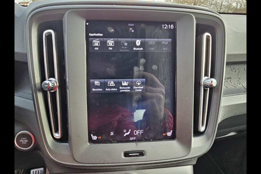 Volvo XC40 1.5 T3 Momentum | LED | Stoelverwarming | Navi | Parkeerhulp voor & achter | Verkeersbord herkenning | Lane Assist |