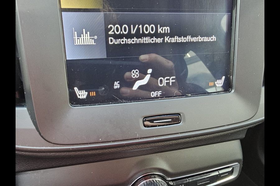 Volvo XC40 1.5 T3 Momentum | LED | Stoelverwarming | Navi | Parkeerhulp voor & achter | Verkeersbord herkenning | Lane Assist |