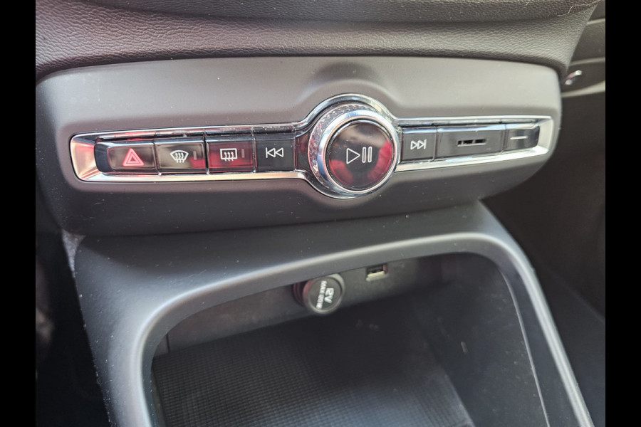 Volvo XC40 1.5 T3 Momentum | LED | Stoelverwarming | Navi | Parkeerhulp voor & achter | Verkeersbord herkenning | Lane Assist |