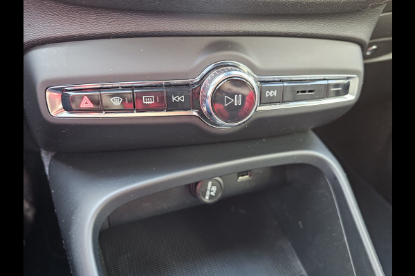 Volvo XC40 1.5 T3 Momentum | LED | Stoelverwarming | Navi | Parkeerhulp voor & achter | Verkeersbord herkenning | Lane Assist |