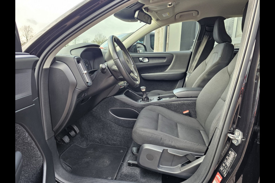 Volvo XC40 1.5 T3 Momentum | LED | Stoelverwarming | Navi | Parkeerhulp voor & achter | Verkeersbord herkenning | Lane Assist |