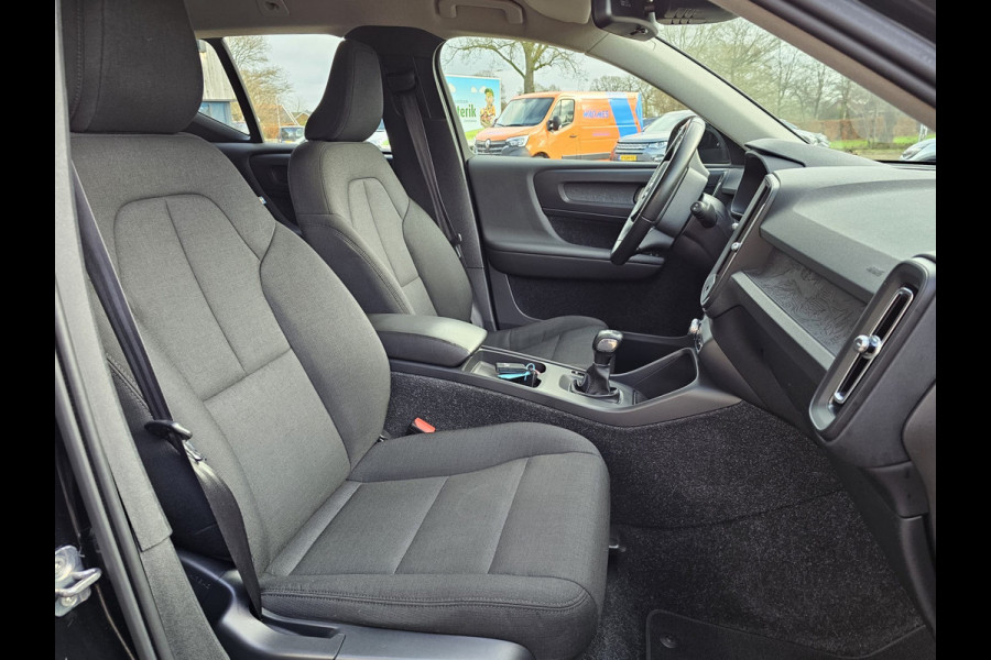 Volvo XC40 1.5 T3 Momentum | LED | Stoelverwarming | Navi | Parkeerhulp voor & achter | Verkeersbord herkenning | Lane Assist |