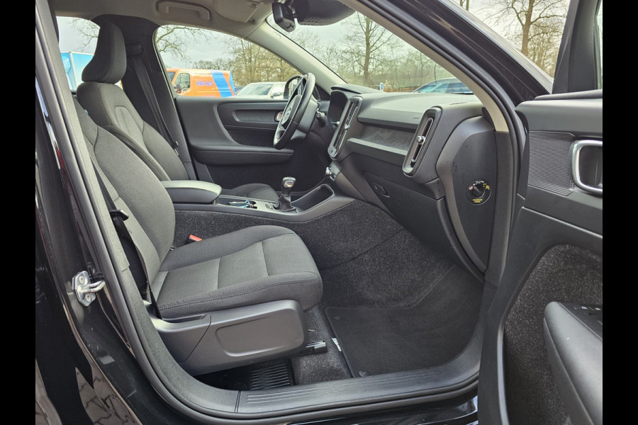 Volvo XC40 1.5 T3 Momentum | LED | Stoelverwarming | Navi | Parkeerhulp voor & achter | Verkeersbord herkenning | Lane Assist |