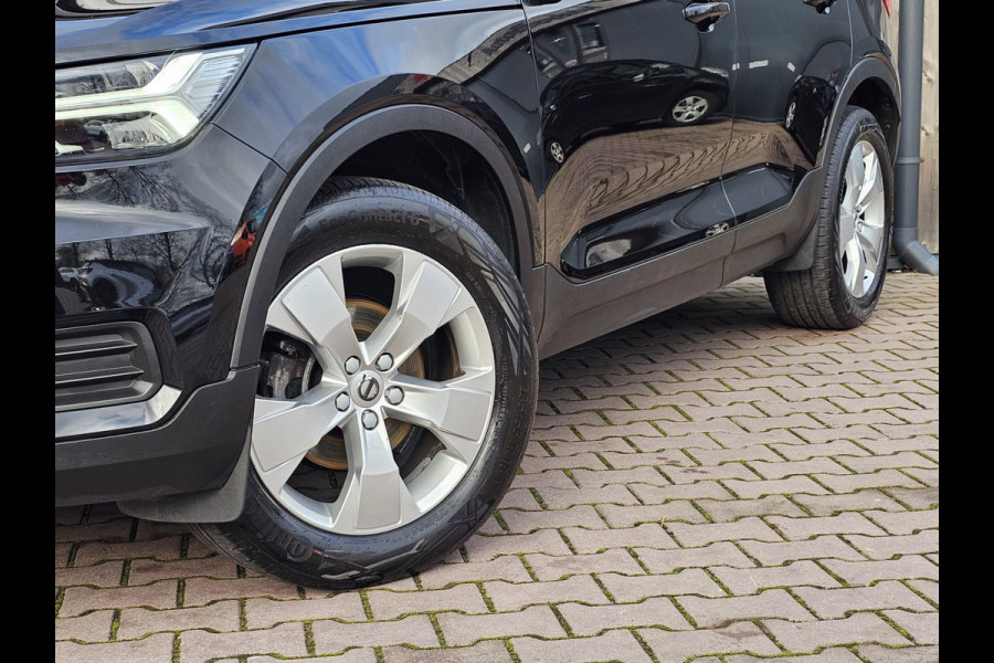 Volvo XC40 1.5 T3 Momentum | LED | Stoelverwarming | Navi | Parkeerhulp voor & achter | Verkeersbord herkenning | Lane Assist |