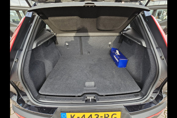 Volvo XC40 1.5 T3 Momentum | LED | Stoelverwarming | Navi | Parkeerhulp voor & achter | Verkeersbord herkenning | Lane Assist |