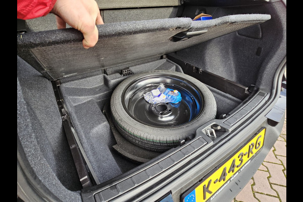 Volvo XC40 1.5 T3 Momentum | LED | Stoelverwarming | Navi | Parkeerhulp voor & achter | Verkeersbord herkenning | Lane Assist |