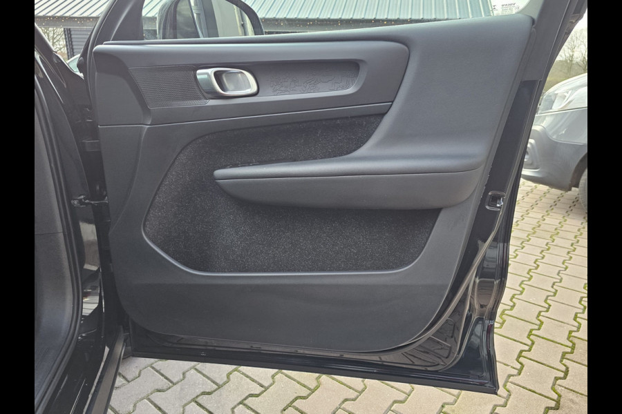 Volvo XC40 1.5 T3 Momentum | LED | Stoelverwarming | Navi | Parkeerhulp voor & achter | Verkeersbord herkenning | Lane Assist |