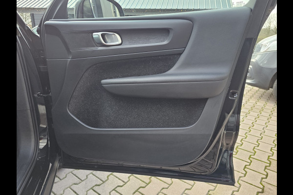 Volvo XC40 1.5 T3 Momentum | LED | Stoelverwarming | Navi | Parkeerhulp voor & achter | Verkeersbord herkenning | Lane Assist |