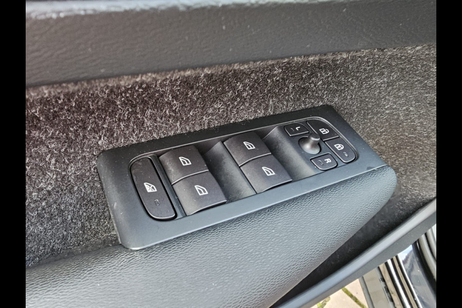 Volvo XC40 1.5 T3 Momentum | LED | Stoelverwarming | Navi | Parkeerhulp voor & achter | Verkeersbord herkenning | Lane Assist |