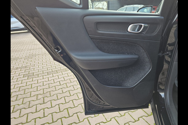 Volvo XC40 1.5 T3 Momentum | LED | Stoelverwarming | Navi | Parkeerhulp voor & achter | Verkeersbord herkenning | Lane Assist |