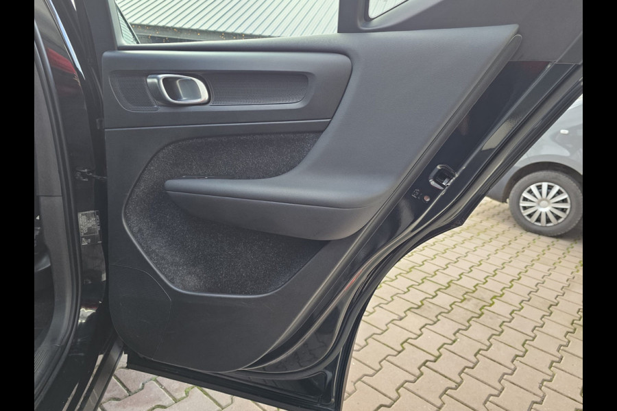 Volvo XC40 1.5 T3 Momentum | LED | Stoelverwarming | Navi | Parkeerhulp voor & achter | Verkeersbord herkenning | Lane Assist |