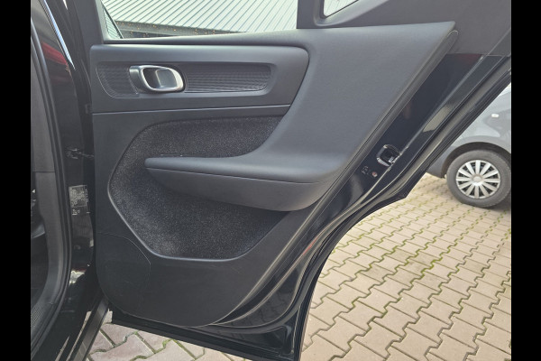 Volvo XC40 1.5 T3 Momentum | LED | Stoelverwarming | Navi | Parkeerhulp voor & achter | Verkeersbord herkenning | Lane Assist |