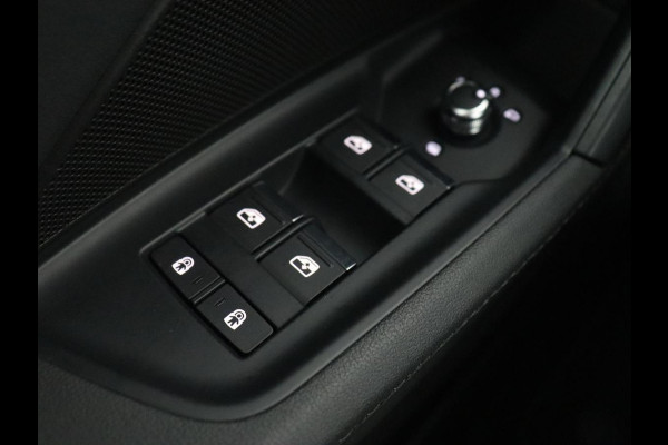 Audi A3 35 TFSI S edition | Carplay | Sportstoelen | Full LED | Navigatie | Half leder | Virtual Cockpit | Climate control | Parkeerhulp | Cruise control | Bluetooth | DAB | Sportstuur