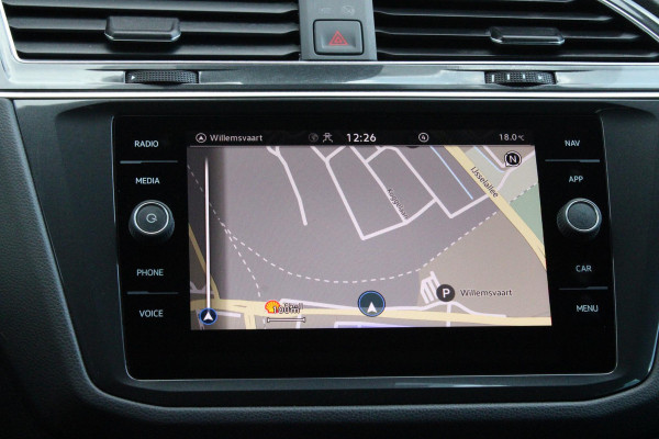 Volkswagen Tiguan 1.4 TSI 245PK eHybrid R-LINE BUSINESS + | BEKLEDING LEDER VIENNA | PANORAMISCH SCHUIF/KANTEL DAK | ELEKTRISCH WEGKLAPENBARE TREKHAAK | R-LINE INTERIEUR/EXTERIEUR | VERWARMBARE VOORSTOELEN/STUUR | ELEKTRISCH BEDIENBARE VOORSTOELEN MET GEHEUGEN FUNCTIE | AKOESTISCH GLAS GETINT | KEYLESS ACCESS/START | ELEKTRISCH BEDIENABRE ACHTERKLEP | DAKSPOILER R-LINE | SFEER VERLICHTING | RIJASSISTENT PAKKET O.A. LANE ASSIST EN ADAPTIVE CRUISE CONTROL EN DODEHOEK DETECTIE | NAVIGATIE | APPLE CARPLAY/ANDROID AUTO | DAB+ RADIO | LED MATRIX KOPLAMPEN (IQ LIGHT) | DRAADLOZE TELEFOONLADER